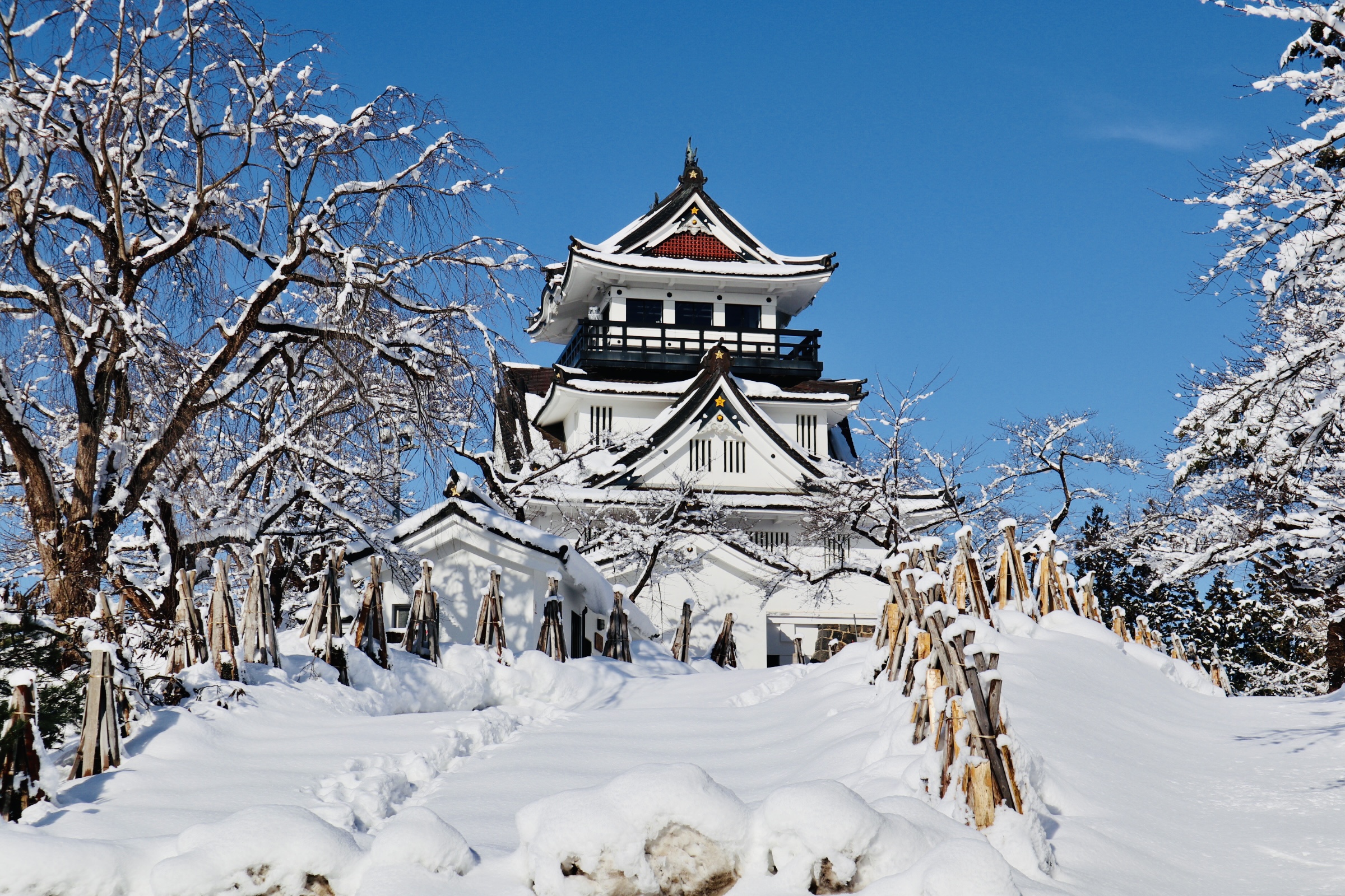秋田 横手 横手公園 横手城 山と川のある町 雪景色
